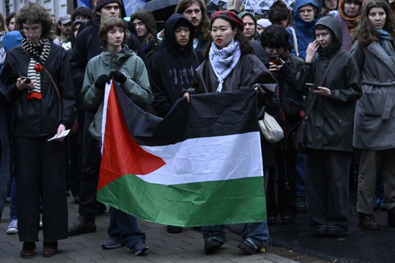 Studenten houden Palestijnse vlag vast tijdens protestactie