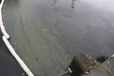 Verontreinigd water.