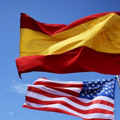 Spaanse vlag en Amerikaanse vlag