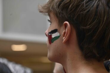 Jongen met Palestijnse vlag op zijn gezicht.