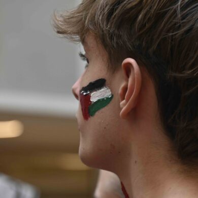 Jongen met Palestijnse vlag op zijn gezicht.