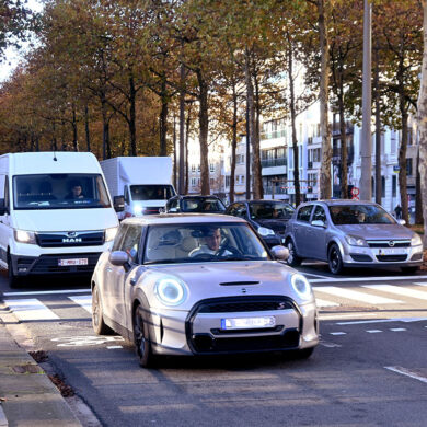 Rij aan auto's op de baan