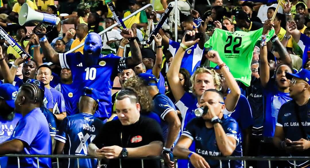 Fans van Curaçao in de tribune tijdens de kwalificatie wedstrijd