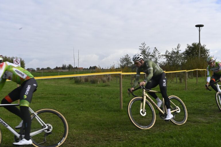 Veldrijders tijdens wedstrijd
