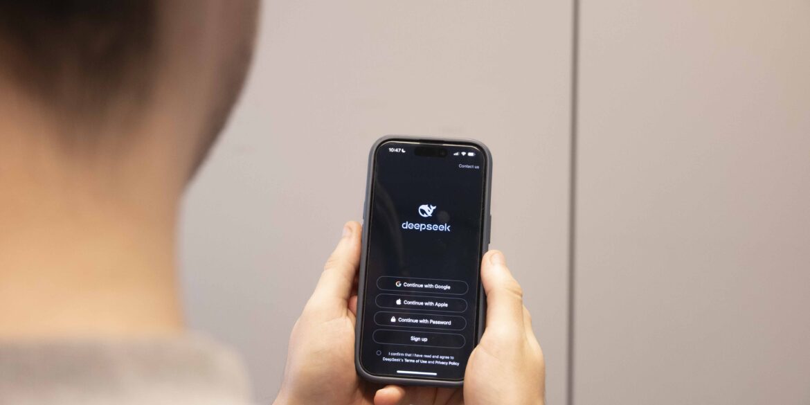 Man kijkt naar de DeepSeek app