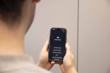 Man kijkt naar de DeepSeek app