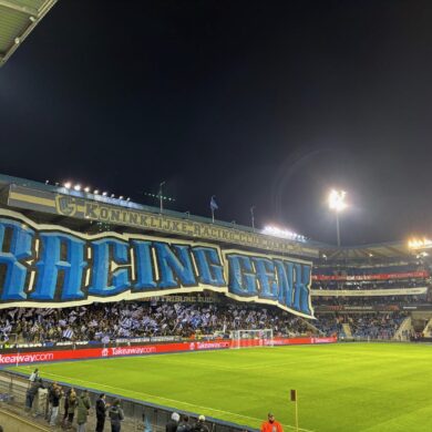 De supporters van Genk met een banner in de match tegen Basel