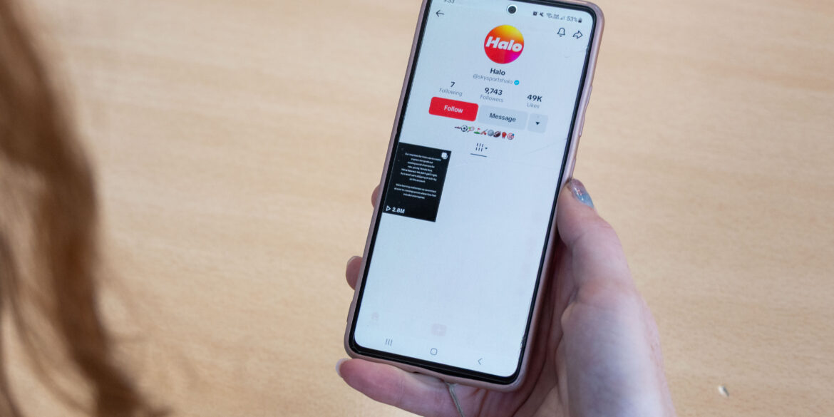 Halo TikTok account open op telefoon