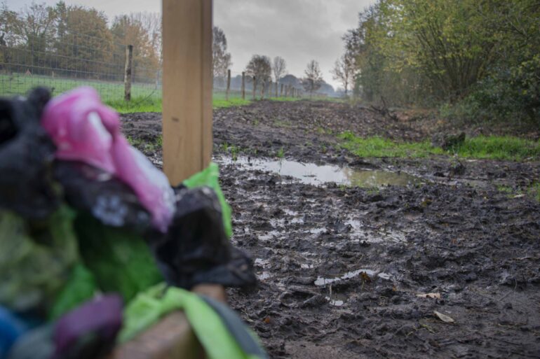De gladde ingang van de nieuwe hondenloopzone in Itegem