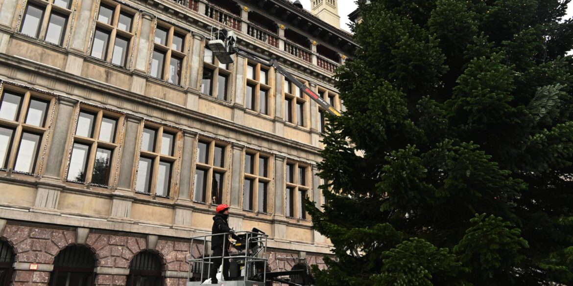 Kerstversiering wordt geplaatst in Antwerpen