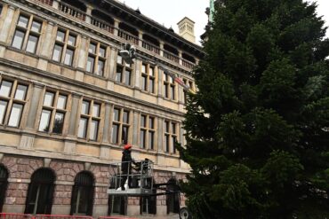 Kerstversiering wordt geplaatst in Antwerpen