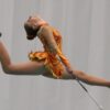 majorette meisje dat springt met benen open