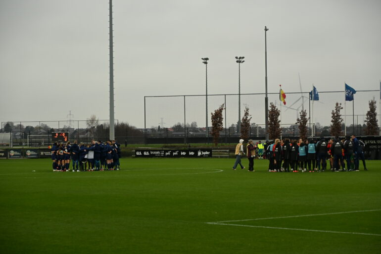 De Red Flames U23 en Schotland U23 hergroeperen met hun ploeg