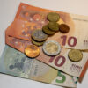 Geld op een tafel.
