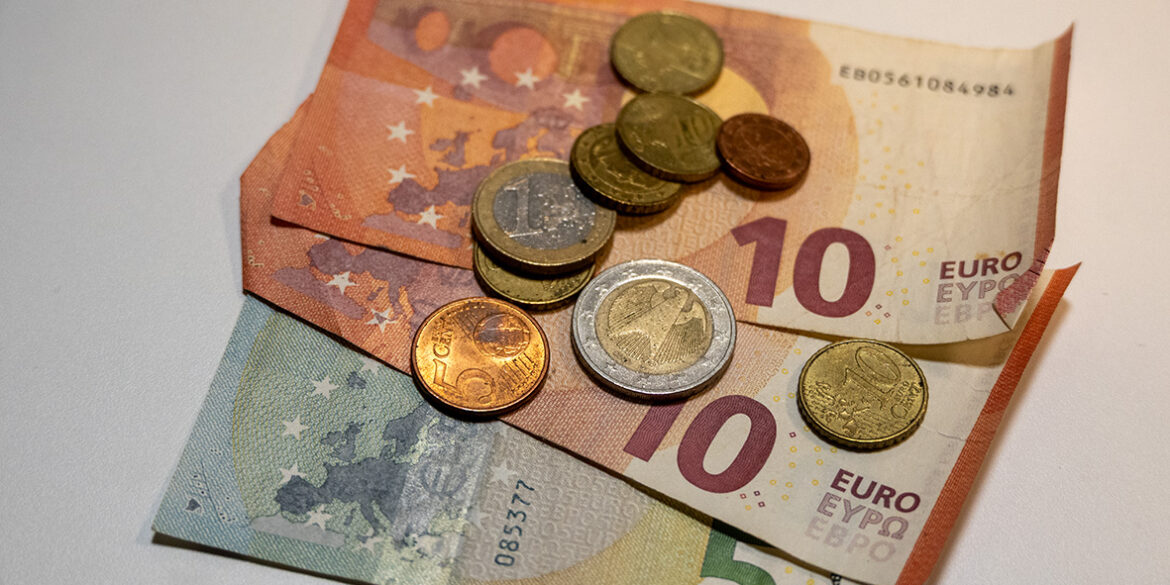 Geld op een tafel.