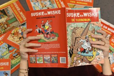 Iemand leest een strip van Suske & Wiske