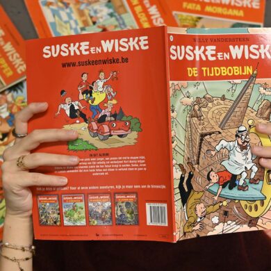 Iemand leest een strip van Suske & Wiske