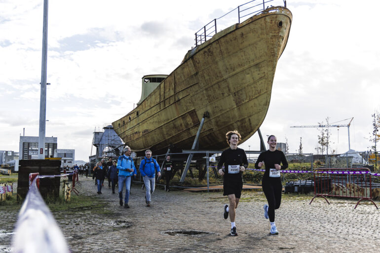 mensen die lopen en wandelen tijdens Urban Trail Antwerp