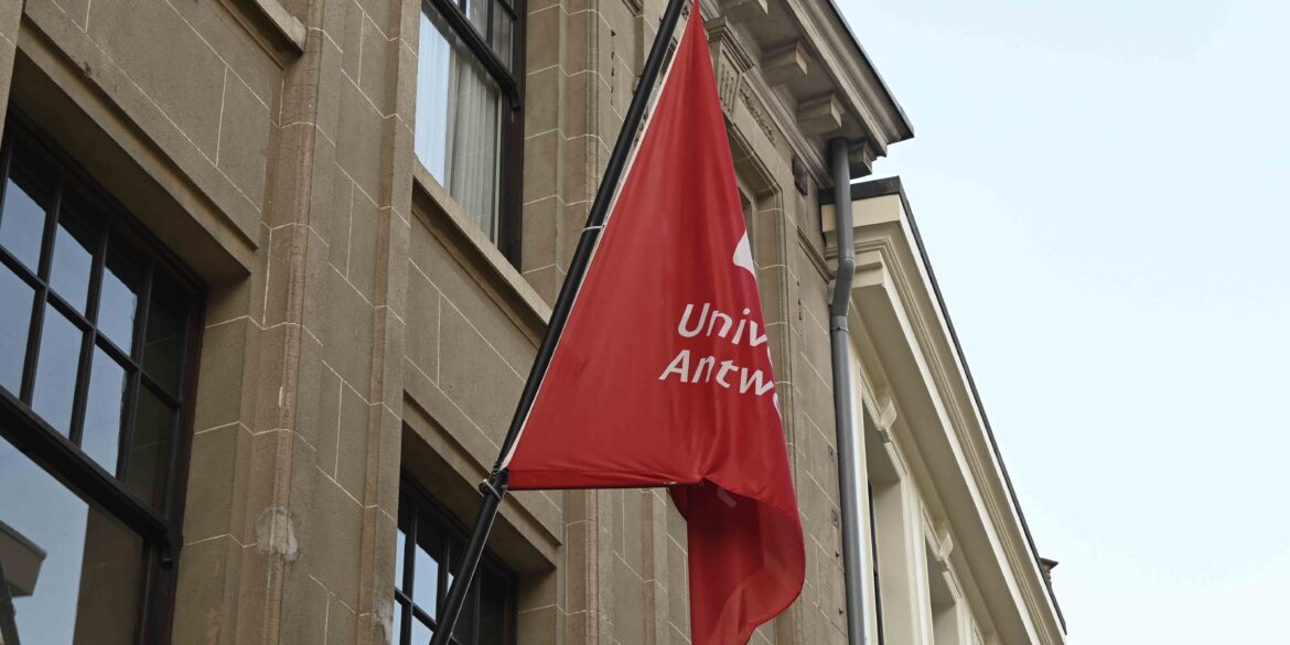 Vlag van de Universiteit van Antwerpen.