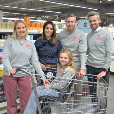 Groepsfoto van organisatoren van Walk For Alice. Zij zorgden voor de nieuwe winkelkar voor gehandicapte kinderen.