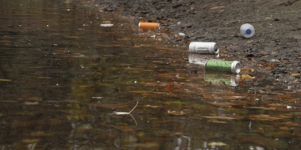 afval in het water