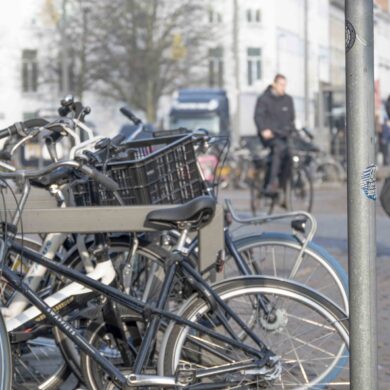fietsers die door de binnenstad fietsen