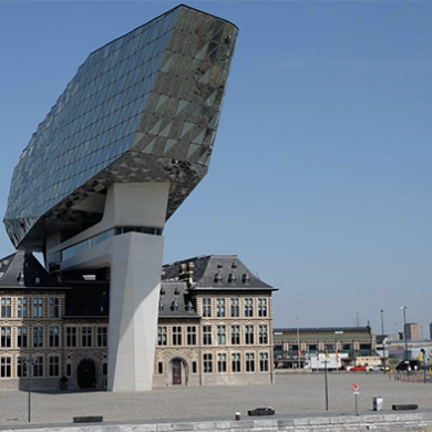 Een foto van het Havenhuis in Antwerpen