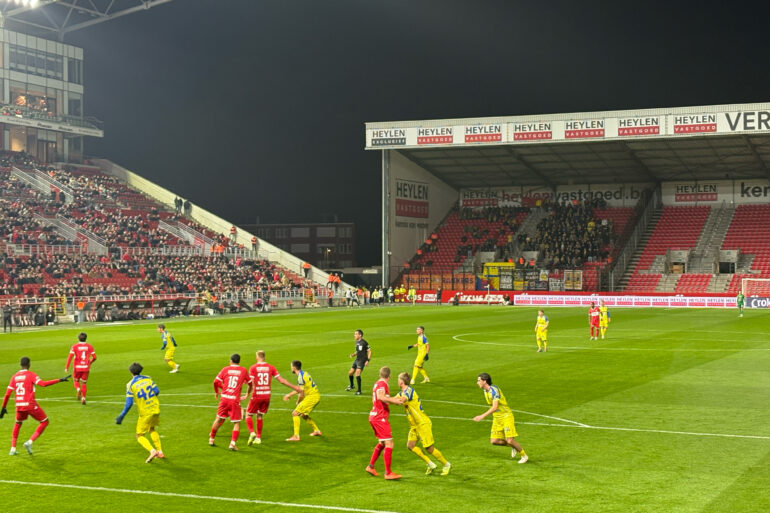 Antwerp verdedigt een corner tegen STVV