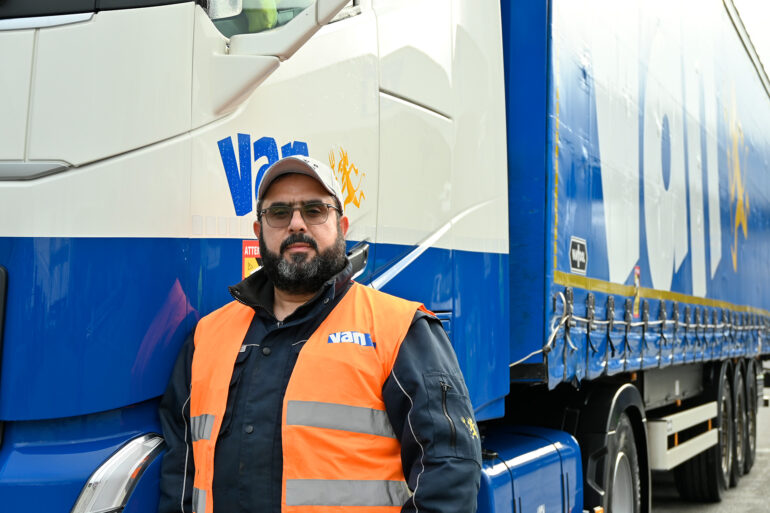 Vrachtwagenchauffeur voor zijn voertuig.