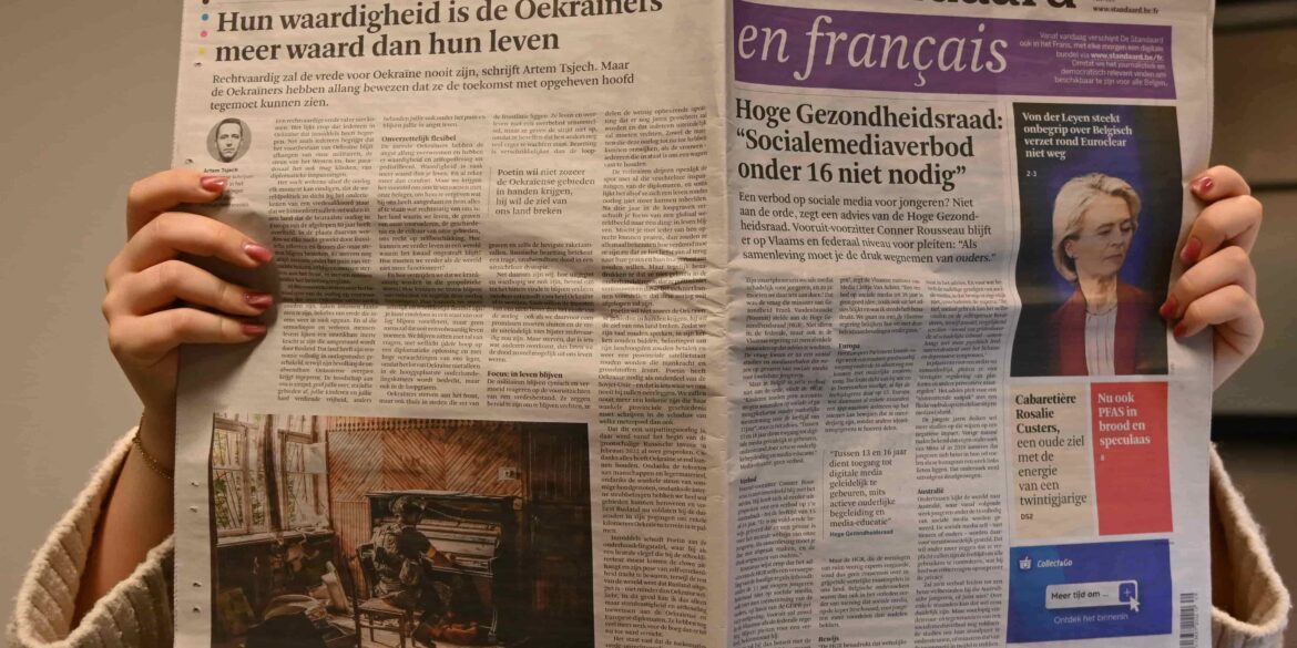 Iemand leest de krant.