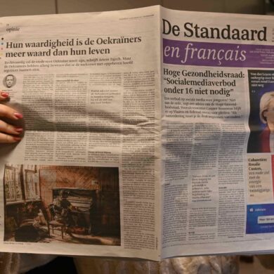 Iemand leest de krant.