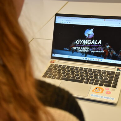 persoon die kijkt naar website GymGala
