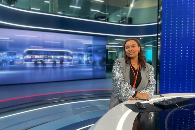 Kiana Kapemba in de studio van VTM NIEUWS