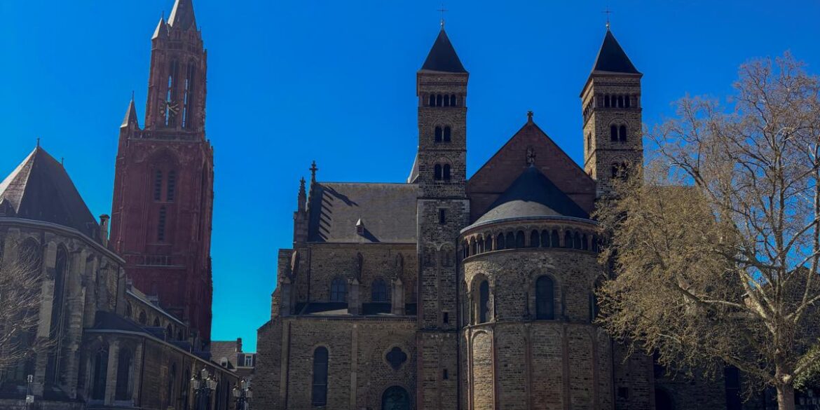 De Sint-Servaasbasiliek met mooi weer op de achtergrond