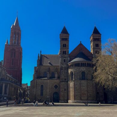 De Sint-Servaasbasiliek met mooi weer op de achtergrond