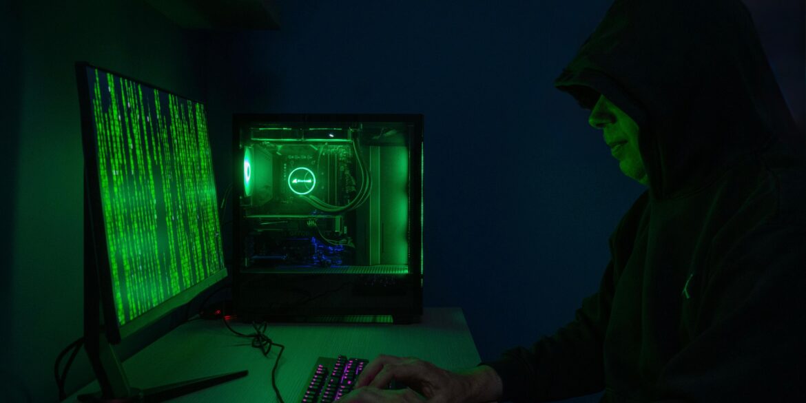 Cybercrimineel die aan het hacken is.