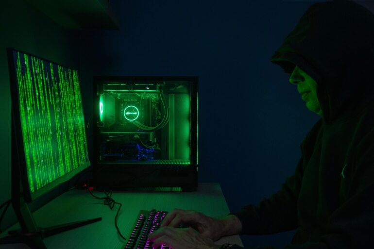 Cybercrimineel die aan het hacken is.