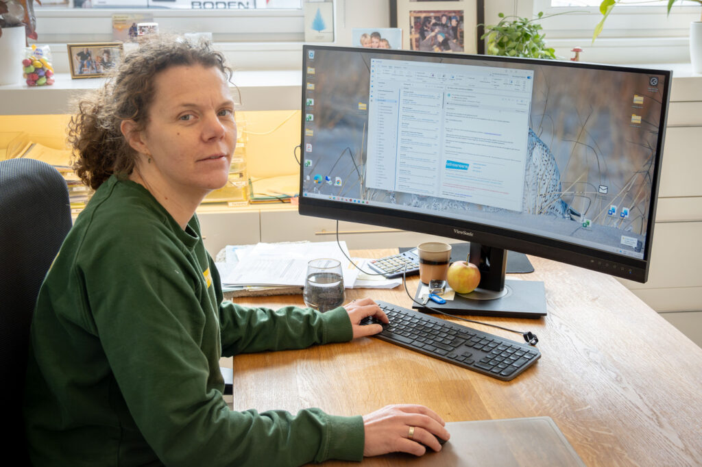 Kathleen aan haar bureau