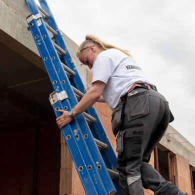 vrouw op ladder