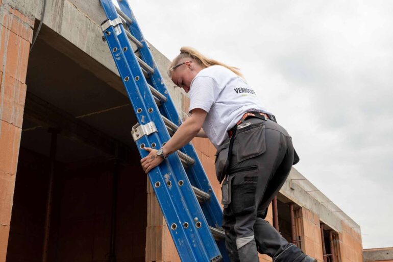 vrouw op ladder