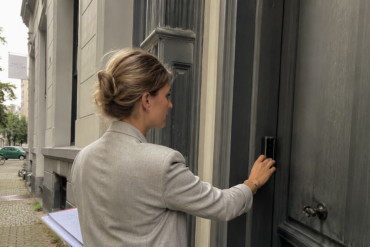 Kandidaat-gerechtsdeurwaarder belt aan bij een woning in Antwerpen.