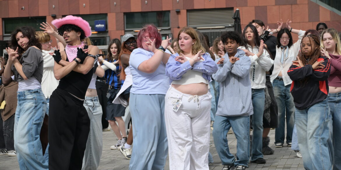 K-pop fans die dansen op een RPD in Antwerpen