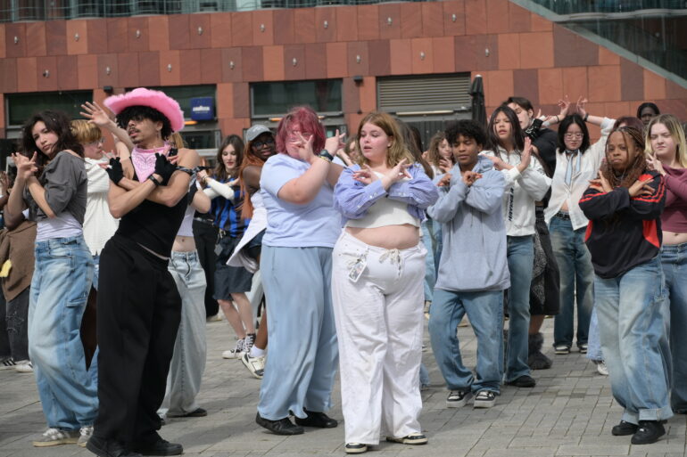 K-pop fans die dansen op een RPD in Antwerpen