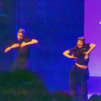 twee dansers op een podium tijdens de Elevate wedstrijd in Mechelen