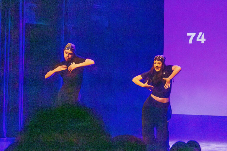 twee dansers op een podium tijdens de Elevate wedstrijd in Mechelen