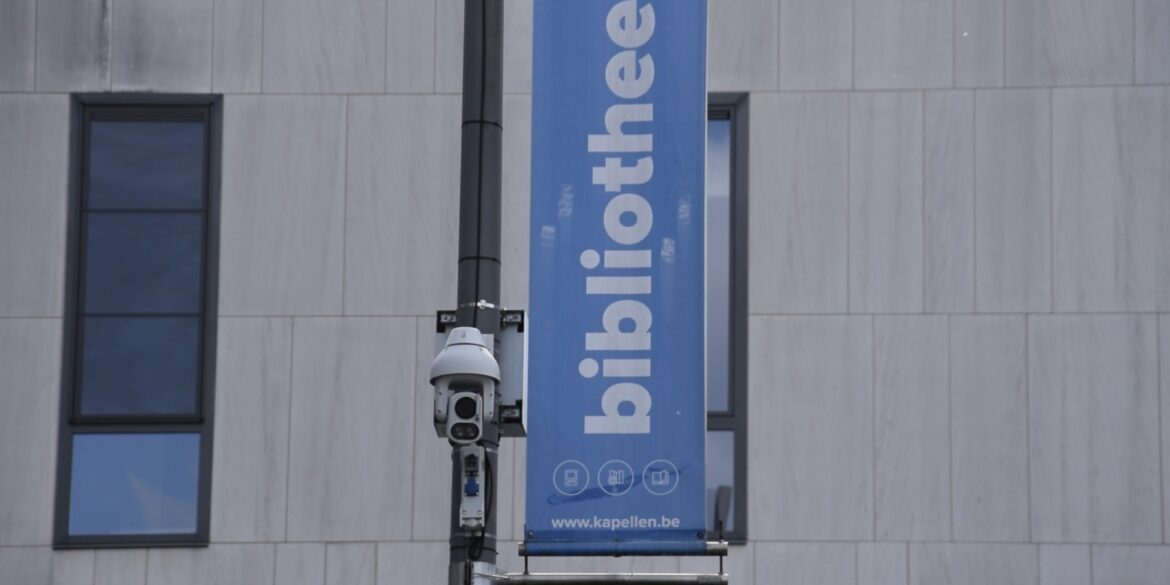 dit is een veiligheidscamera in kapellen aan de bibliotheek