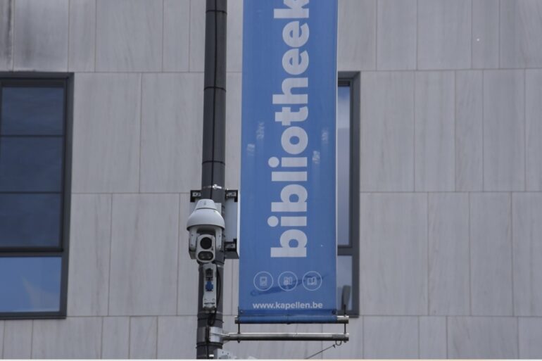 dit is een veiligheidscamera in kapellen aan de bibliotheek