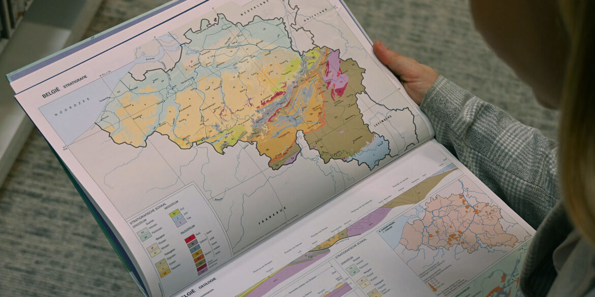 Atlas met kaart van België over aardbevingen