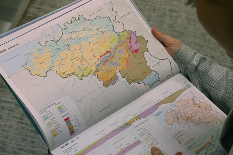 Atlas met kaart van België over aardbevingen