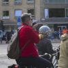 Fietser gebruikt gsm op de fiets